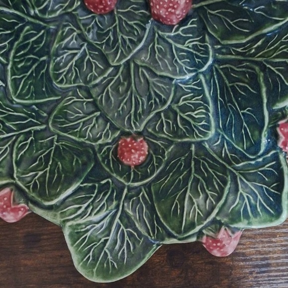 Strawberry Leaf Patch Majolica Footed Serving Bowl - Picture 9 of 10